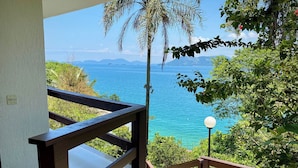 Un escalier menant à un balcon d’où l’on peut admirer la mer et les montagnes.