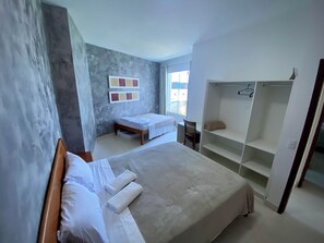 6 habitaciones, tabla de planchar con plancha, wifi y ropa de cama
