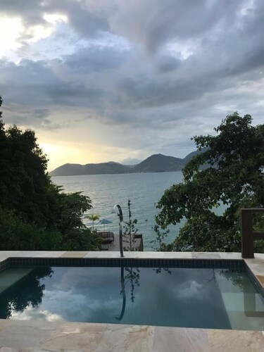 Biscaia- Beautiful house facing the sea in a gated community with a beach.