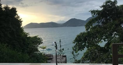 Biscaia- Beautiful house facing the sea in a gated community with a beach.