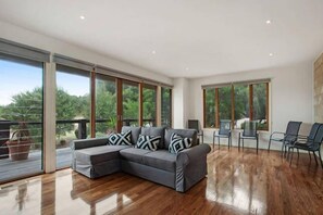 Smart TV, fireplace, DVD player, table football - Convenient For Families, Golfers and Hot Spring Enthusiasts (Fingal)