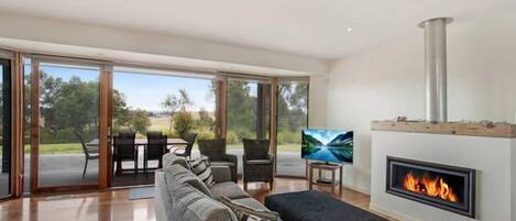 Smart TV, chimenea, reproductor de DVD, futbolito