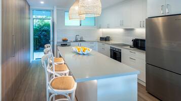 雪櫃、微波爐、焗爐、爐具