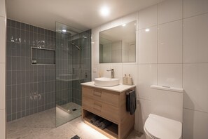 Shower, hair dryer, towels, soap - Lagoon 006 Hamilton Island by HamoRent (Hamilton Island)