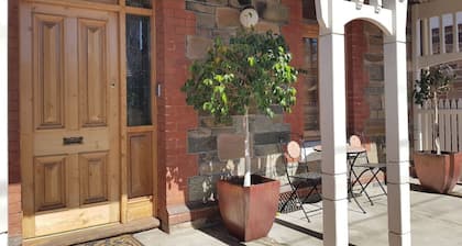 The Sussex Renovated Cottage Glenelg Beach