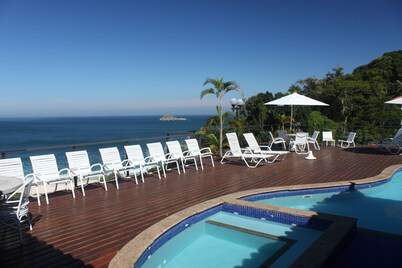 Luxurious mansion in São Conrado with pool, terrace and ocean view.