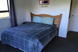 6 quartos, ferros/tábuas de passar roupa, roupa de cama