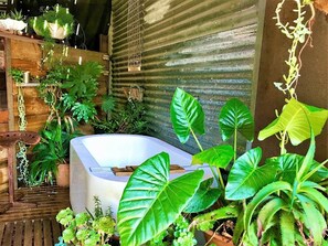 Property grounds - Salt Spring Art Retreat; (Daylesford)