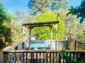 Outdoor spa tub - Salt Spring Art Retreat; (Daylesford)