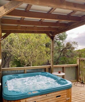 Outdoor spa tub - Salt Spring Art Retreat; (Daylesford)