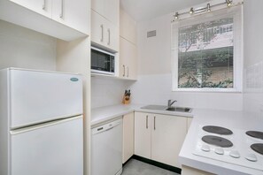Four à micro-ondes, surface de cuisson, lave-vaisselle