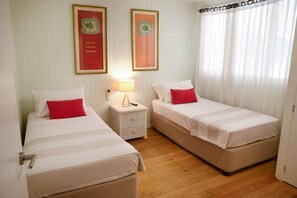 3 bedrooms, iron/ironing board, bed sheets