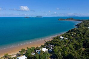 On the beach, beach towels - Seasons - Beachfront- Amazing views (South Mission Beach)