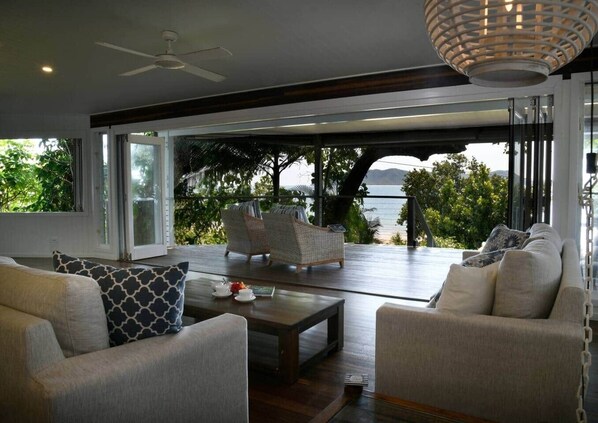 TV - Seasons - Beachfront- Amazing views (South Mission Beach)