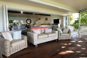 TV - Seasons - Beachfront- Amazing views (South Mission Beach)