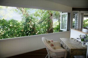 Interior - Seasons - Beachfront- Amazing views (South Mission Beach)