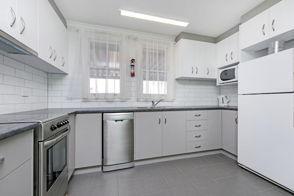 Kjøleskap, mikrobølgeovn, ovn og kokeplater