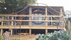 Ein Holzboden mit einem Rundfenster und einem Metallgeländer.