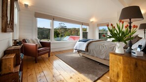 5 bedrooms, iron/ironing board, Internet, bed sheets