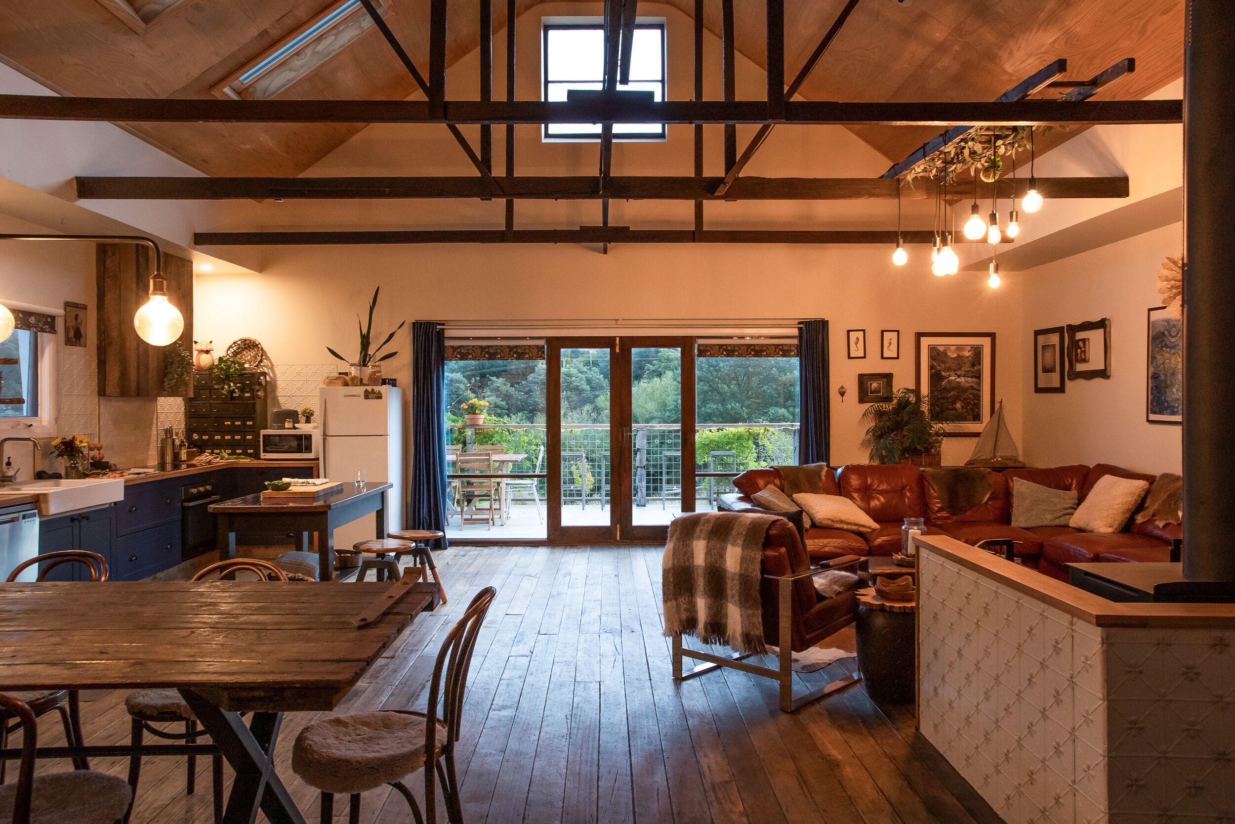 TV connectée, cheminée, lecteur de DVD, livres