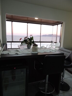 Interior - Beautiful apartment facing the sea in Meia Praia, Itapema. (Itapema)