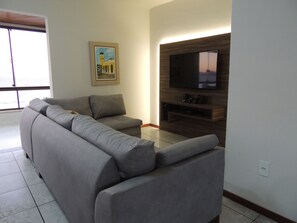 Flat-screen TV, DVD player - Beautiful apartment facing the sea in Meia Praia, Itapema. (Itapema)