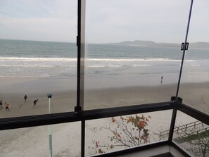Na praia, espreguiçadeiras 