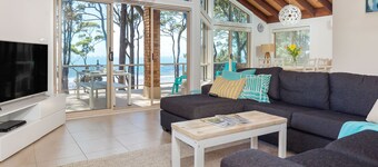 The Ultimate Experience - Luxury Beachfront Penthouse- Batemans Bay- south Coast
