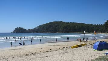 Plage, chaises longues, serviettes de plage