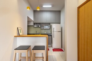 Geladeira, micro-ondas, fogão, cooktop