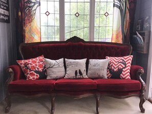 Smart TV, lareira, DVD player, mesa de pingue-pongue