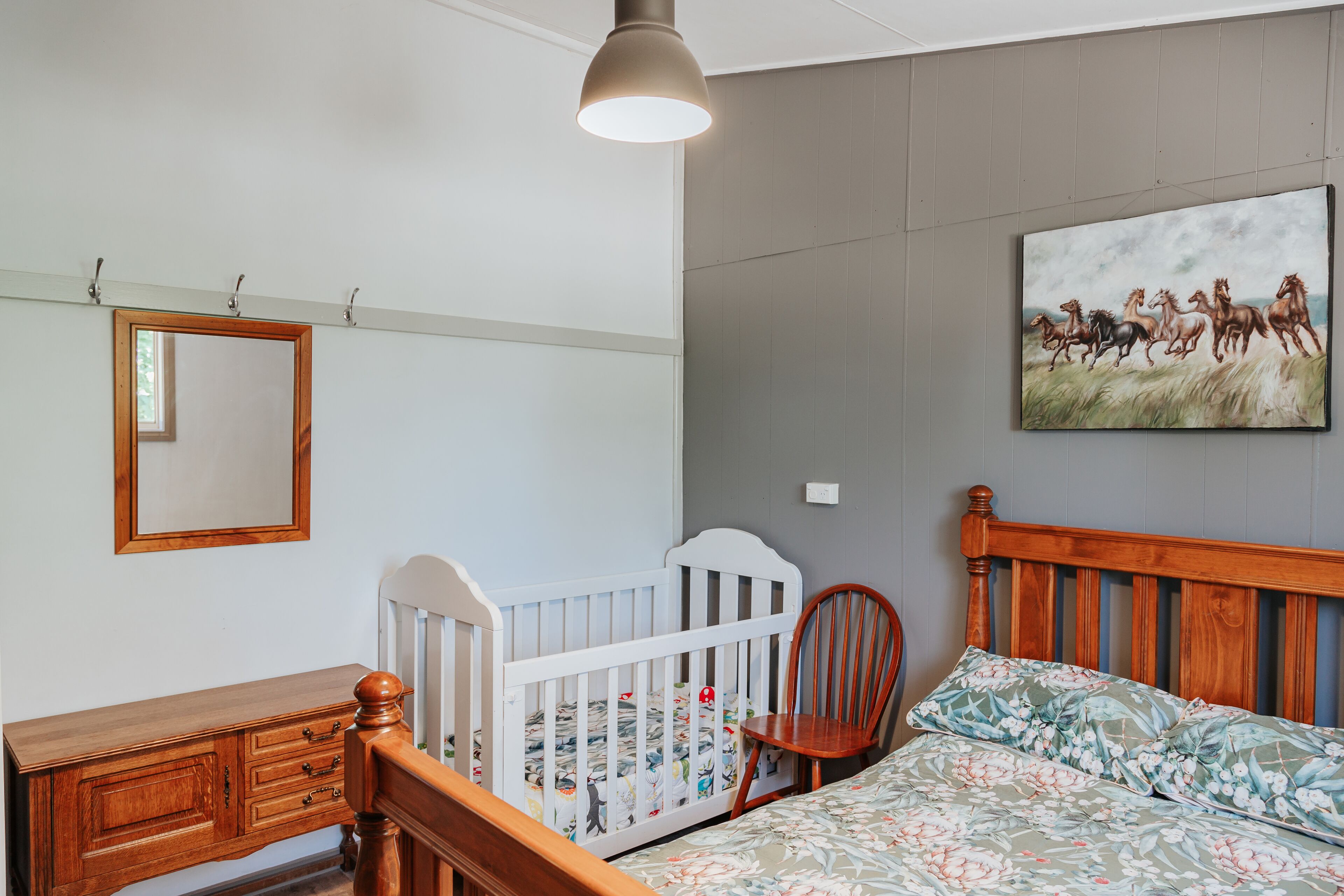 Family cottage Child friendly & Pet friendly. or Oma's Retreat romantic for 2