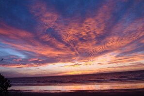 Beach nearby - THE BLUE TRIANGLE - two storey sunny bach (Raumati Beach)