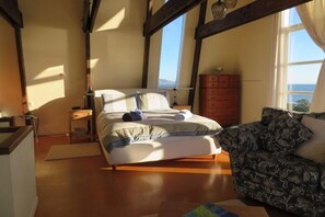 2 bedrooms, iron/ironing board, travel cot, free WiFi - THE BLUE TRIANGLE - two storey sunny bach (Raumati Beach)