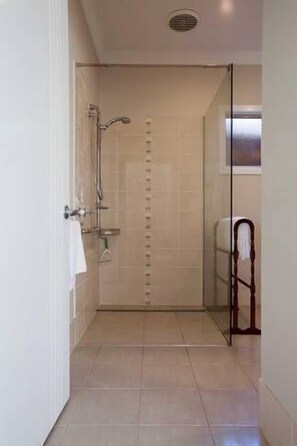 Shower, hair dryer, towels, soap - Kyvale Cottage - Country retreat (The Pocket)