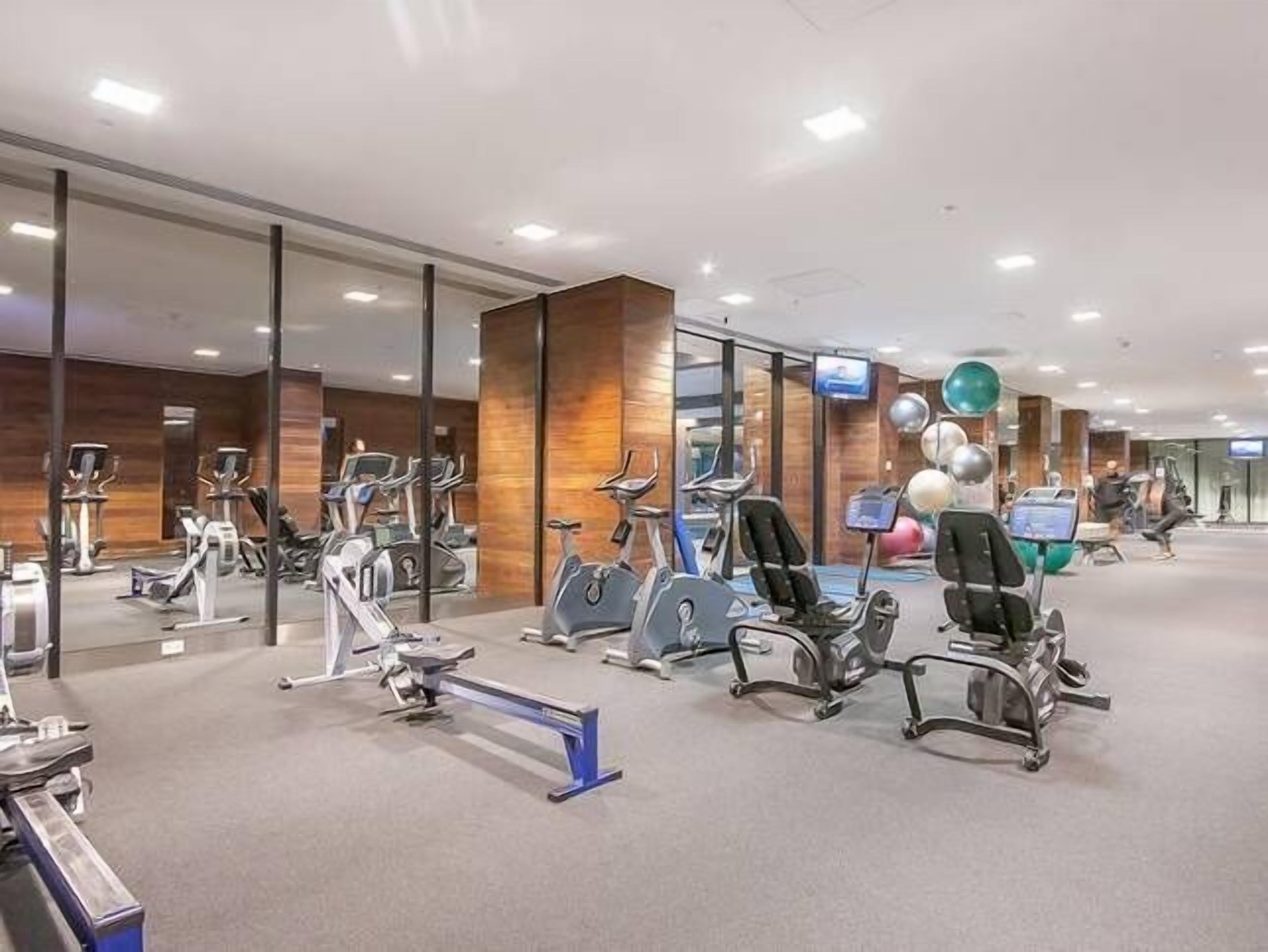 Executive 2 Bed / 1 Bath with Balcony Freshwater Place — image 16