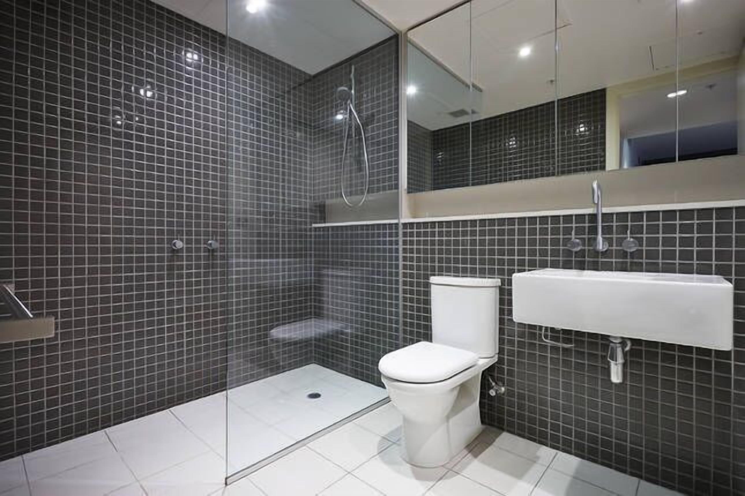 Executive 2 Bed / 1 Bath with Balcony Freshwater Place — image 11
