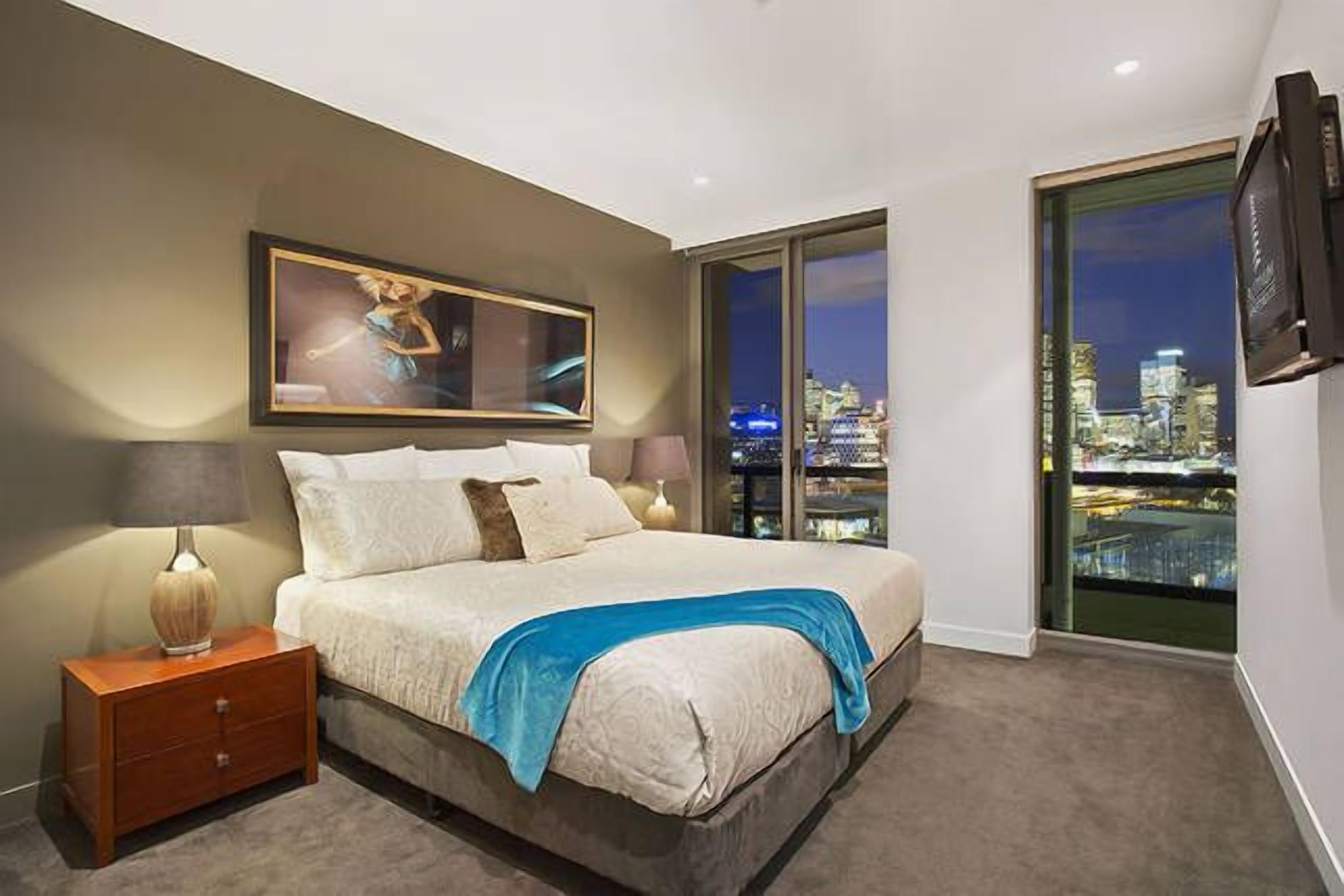 Executive 2 Bed / 1 Bath with Balcony Freshwater Place — image 9