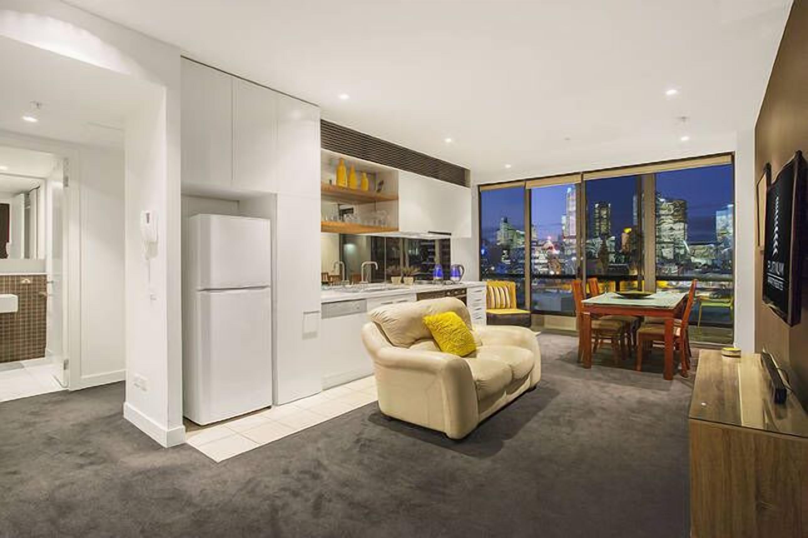 Executive 2 Bed / 1 Bath with Balcony Freshwater Place — image 2