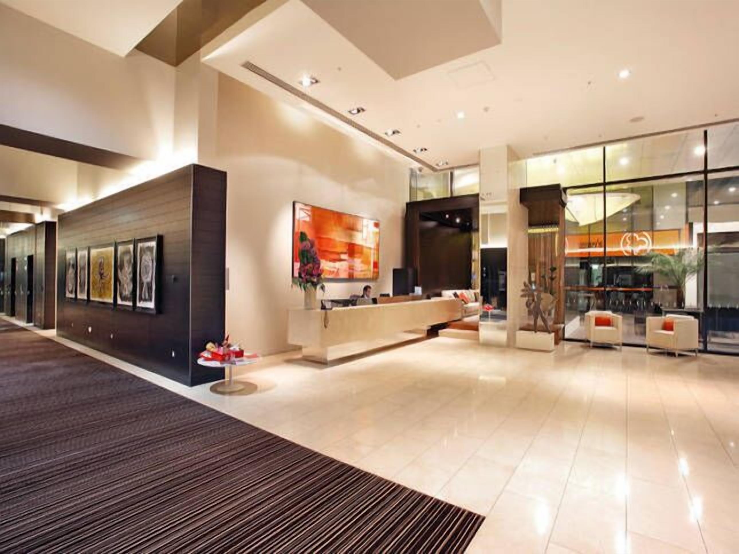 Executive 2 Bed / 1 Bath with Balcony Freshwater Place — image 3