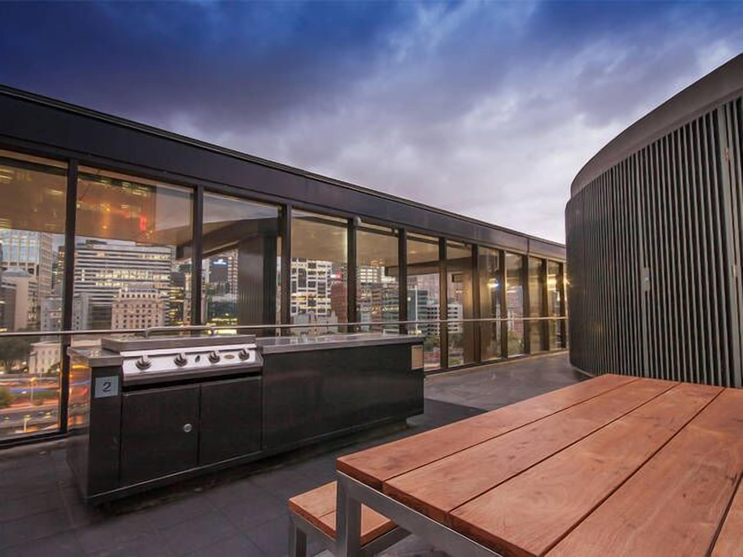 Executive 2 Bed / 1 Bath with Balcony Freshwater Place — image 12