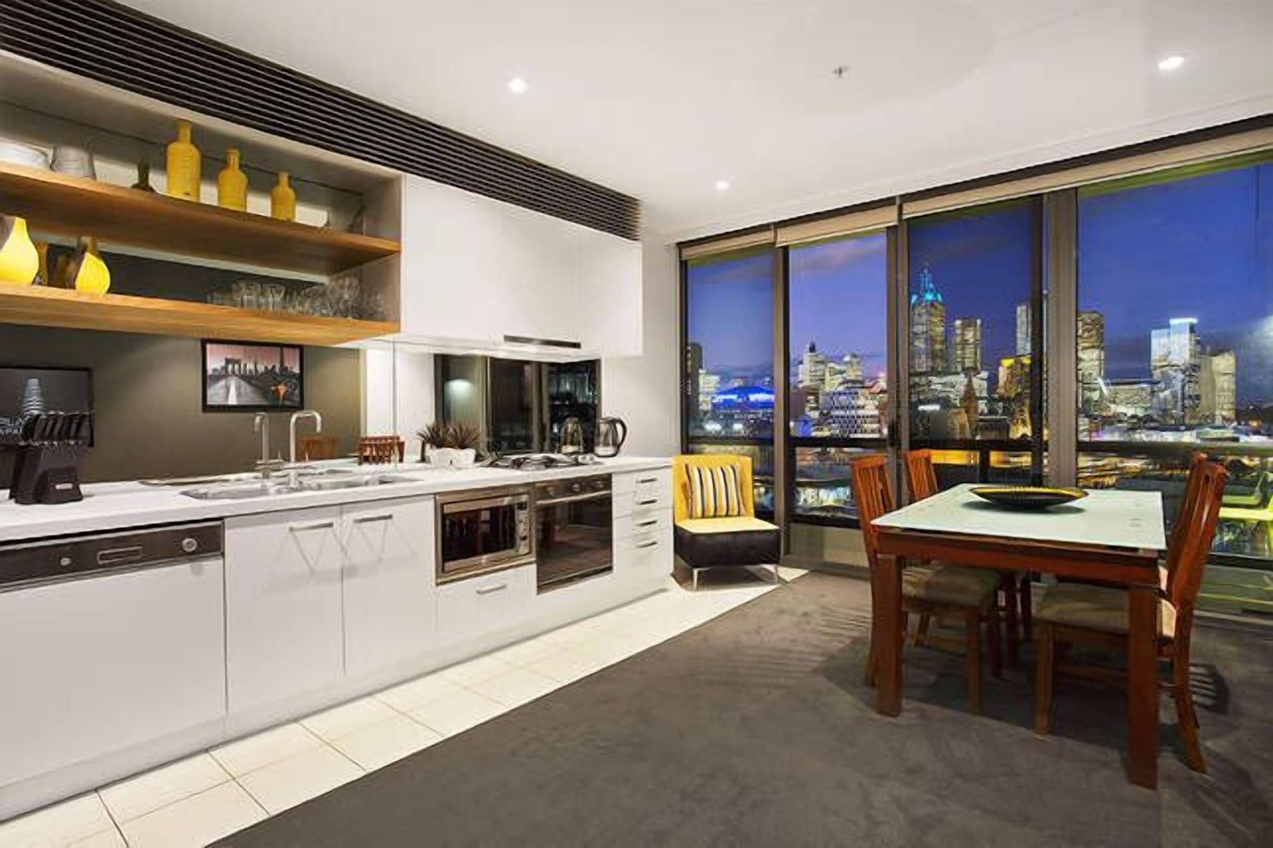 Executive 2 Bed / 1 Bath with Balcony Freshwater Place — image 8