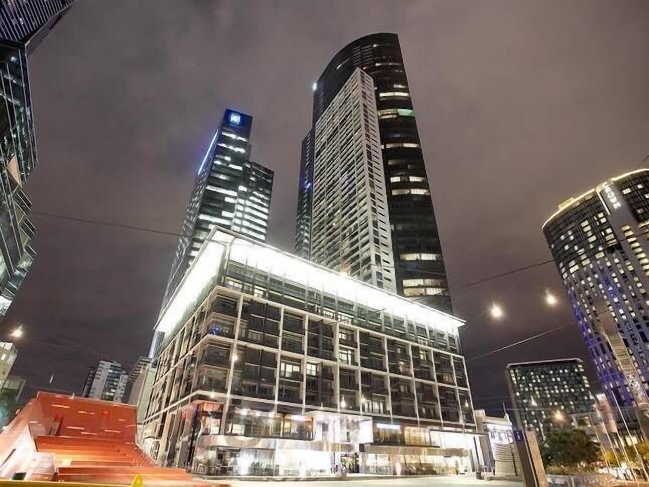 Executive 2 Bed / 1 Bath with Balcony Freshwater Place — image 13