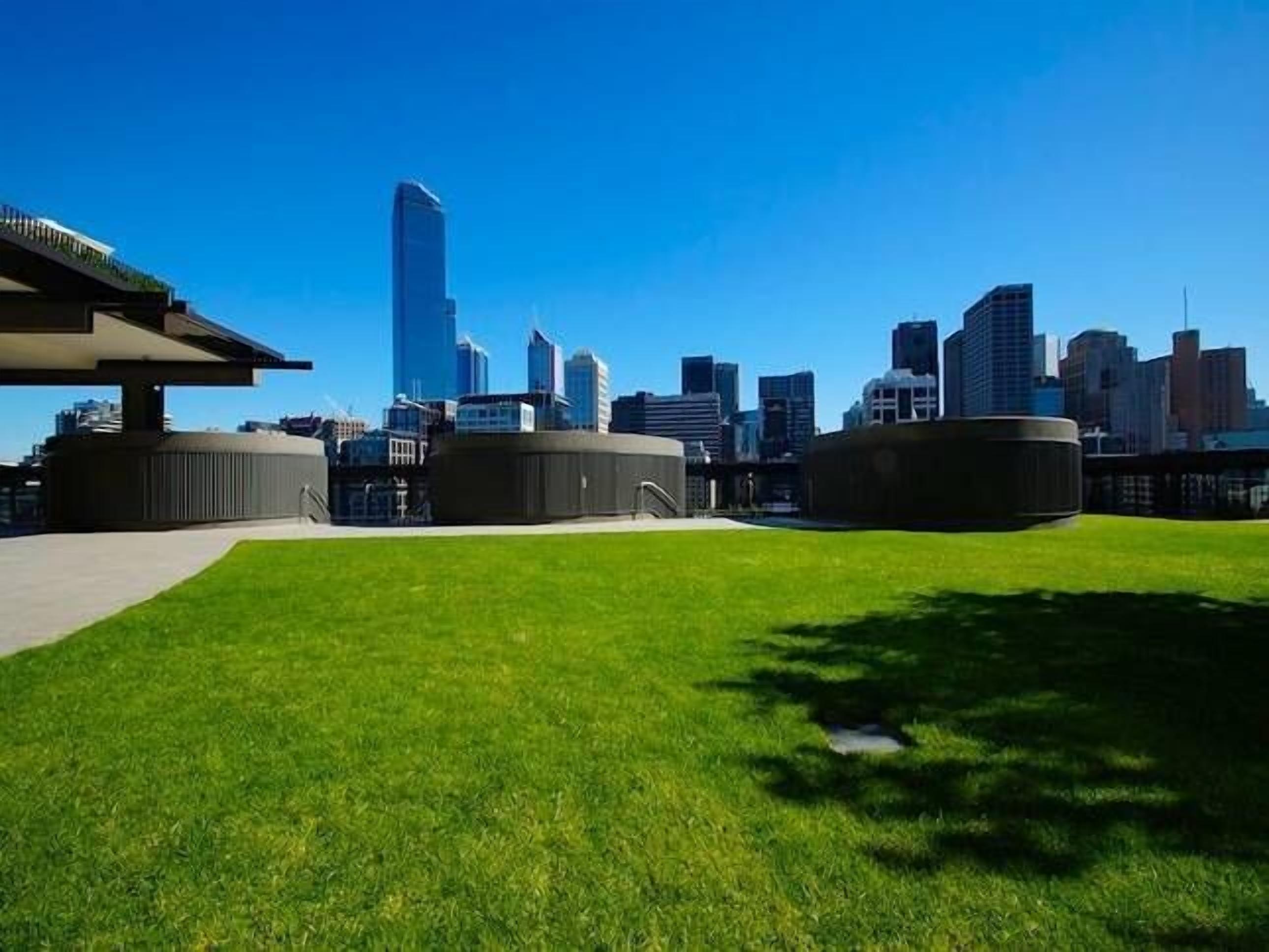 Executive 2 Bed / 1 Bath with Balcony Freshwater Place — image 14