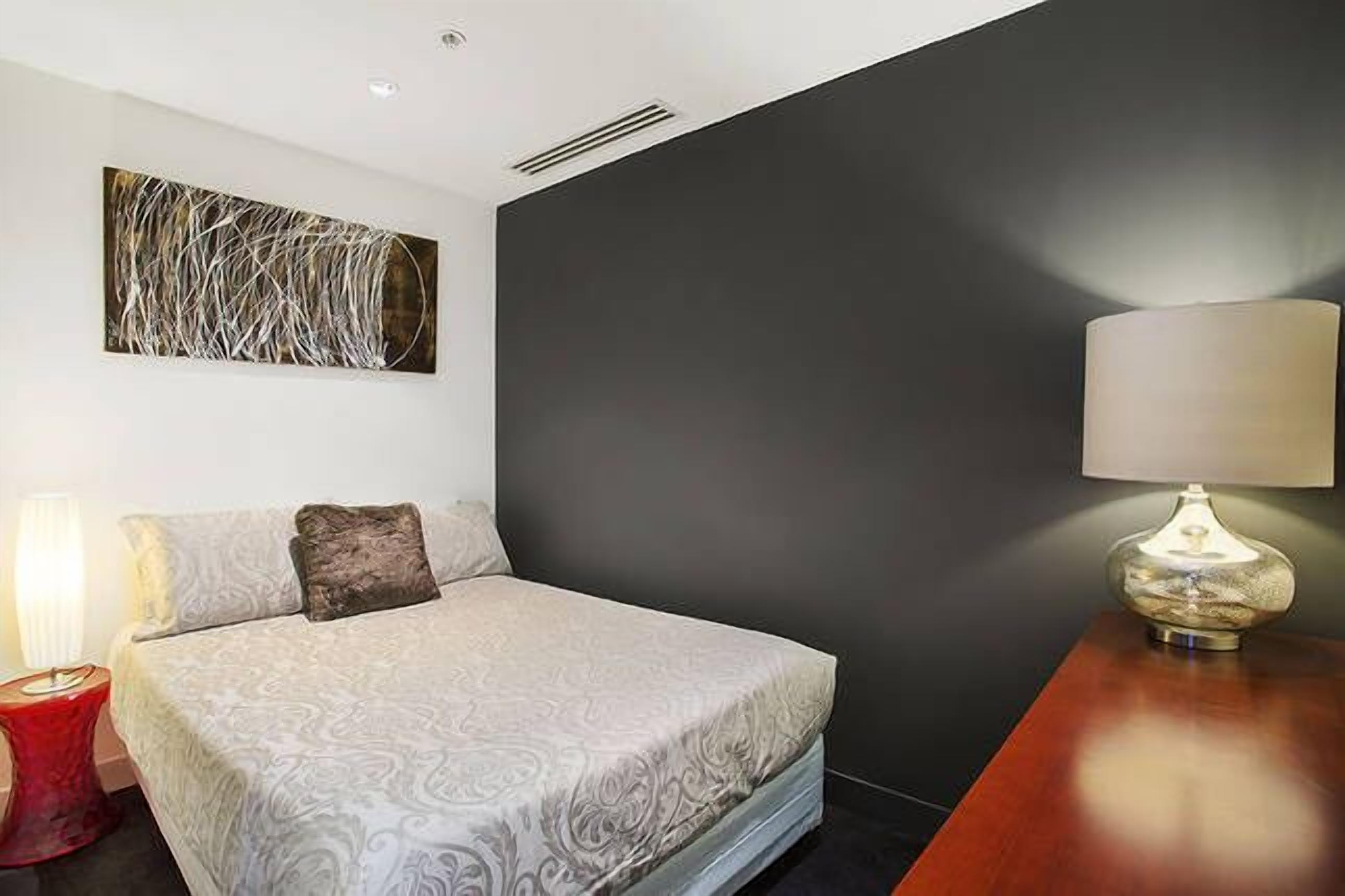 Executive 2 Bed / 1 Bath with Balcony Freshwater Place — image 10