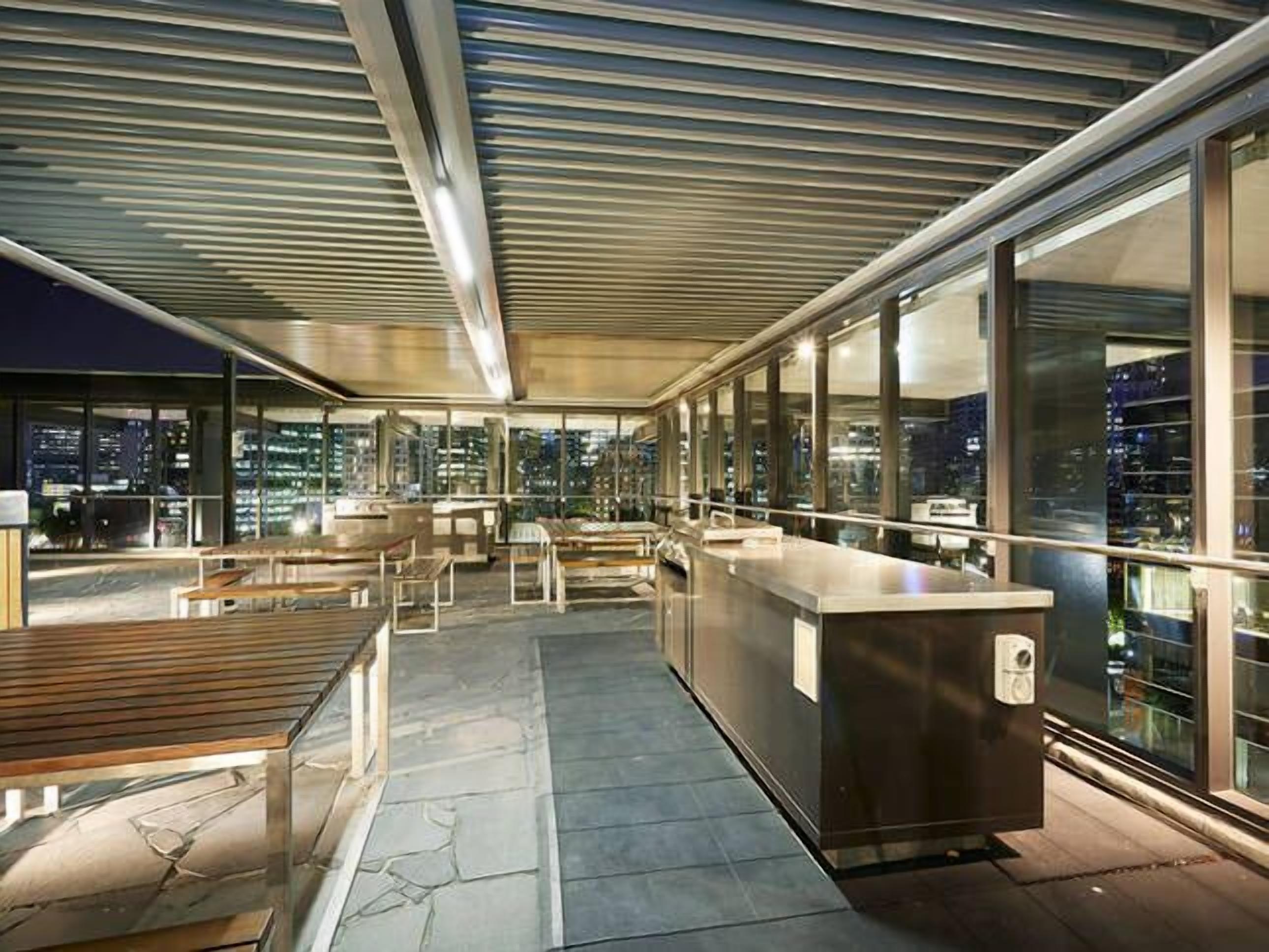 Executive 2 Bed / 1 Bath with Balcony Freshwater Place — image 5