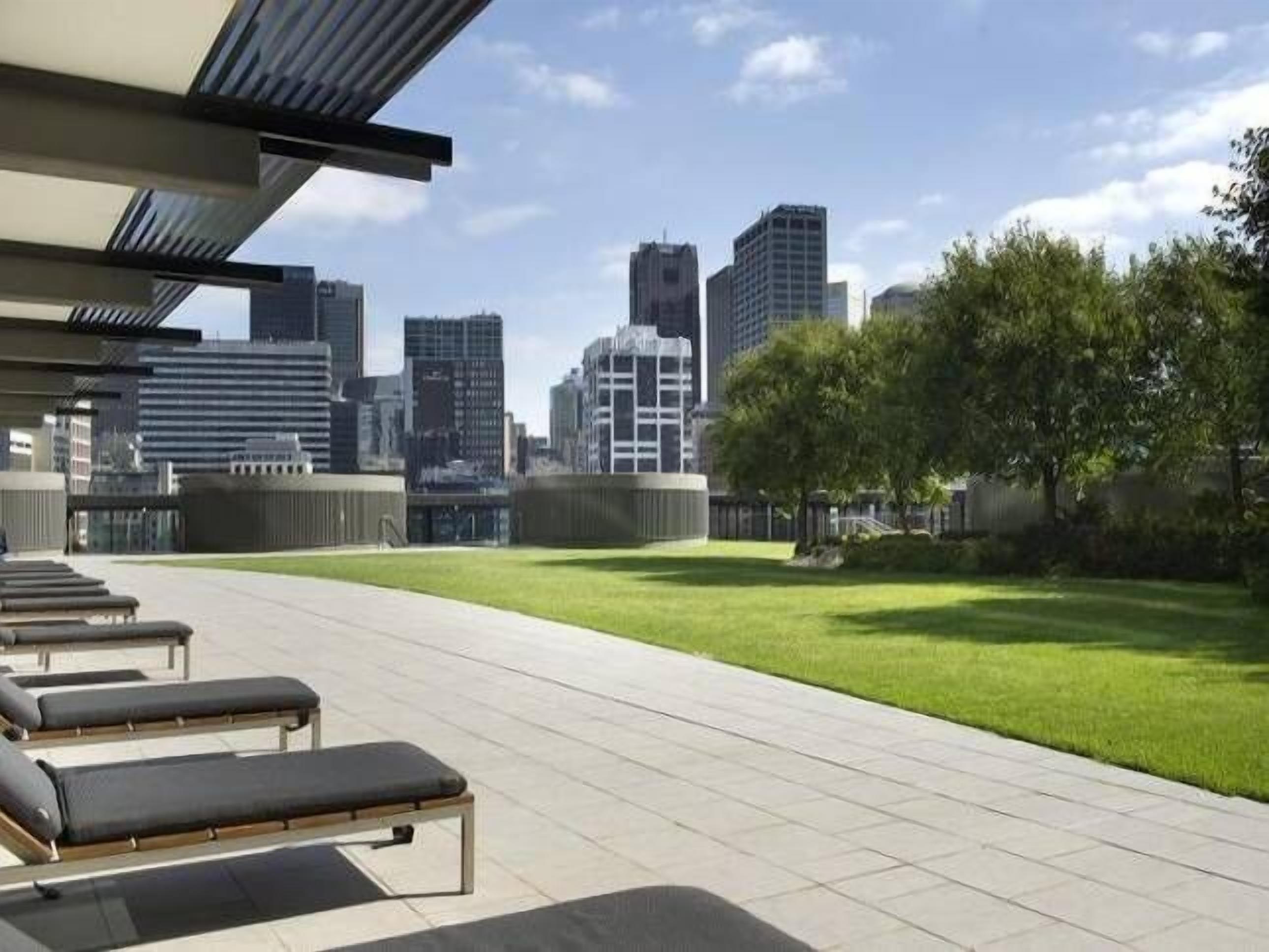 Executive 2 Bed / 1 Bath with Balcony Freshwater Place — image 6