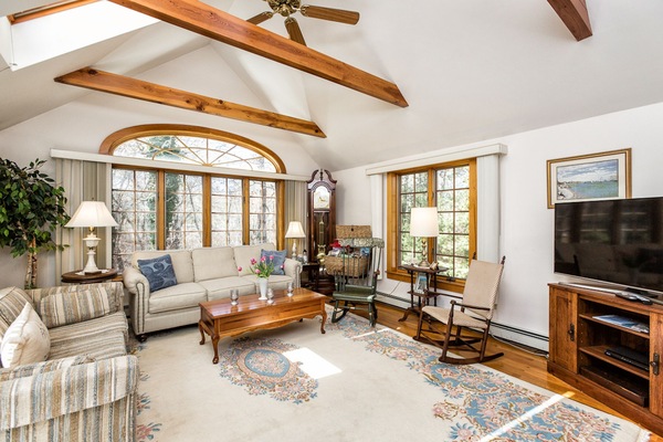 Smart-tv, eldstad, dvd-spelare och bordsfotboll