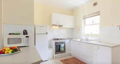 B5 Crawley/Nedlands Apartment 1 BRM + Sleepout - 2min walk to UWA