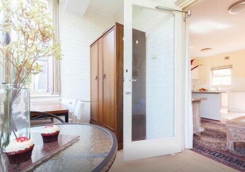 B5 Crawley/Nedlands Apartment 1 BRM + Sleepout - 2min walk to UWA